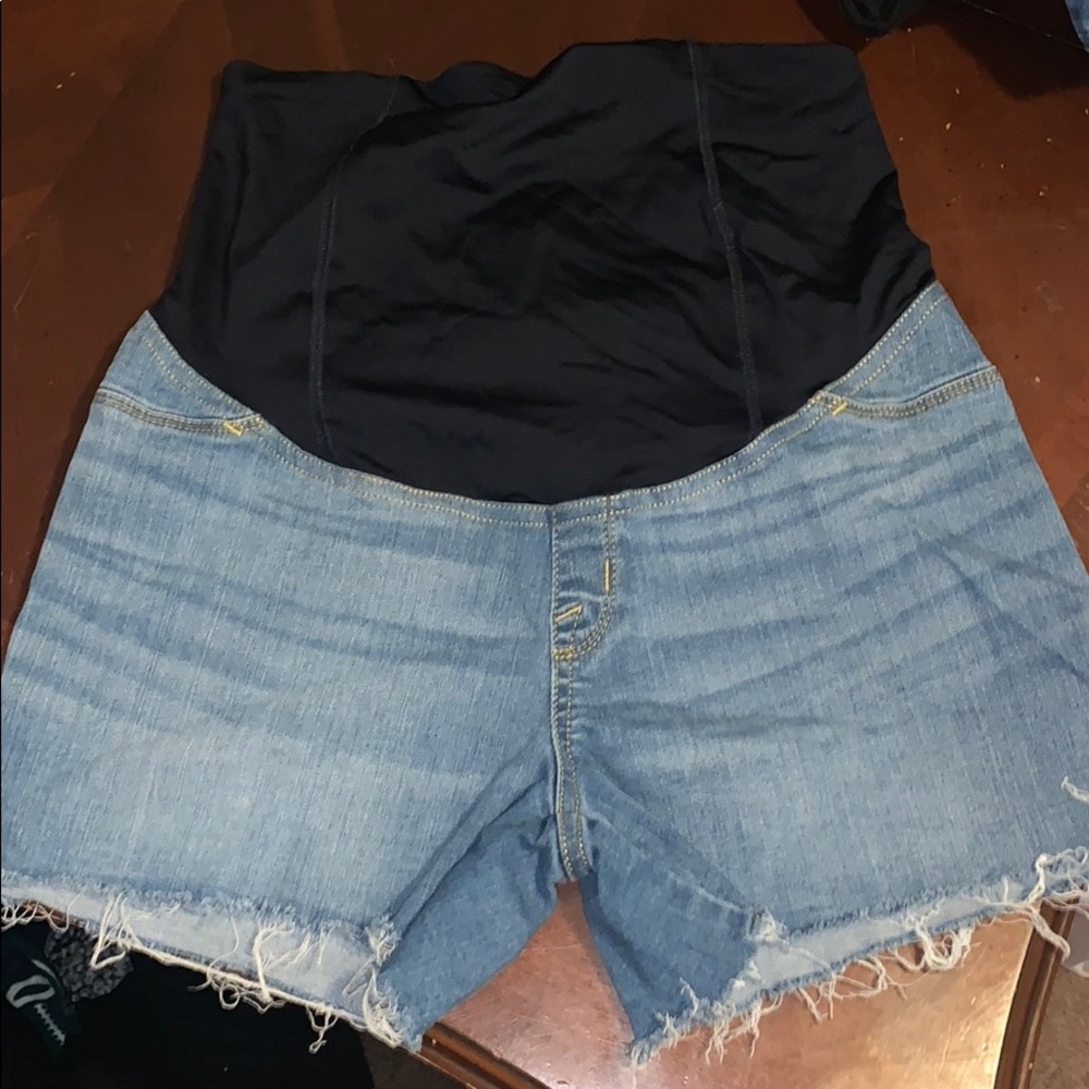 Isabel maternity shorts